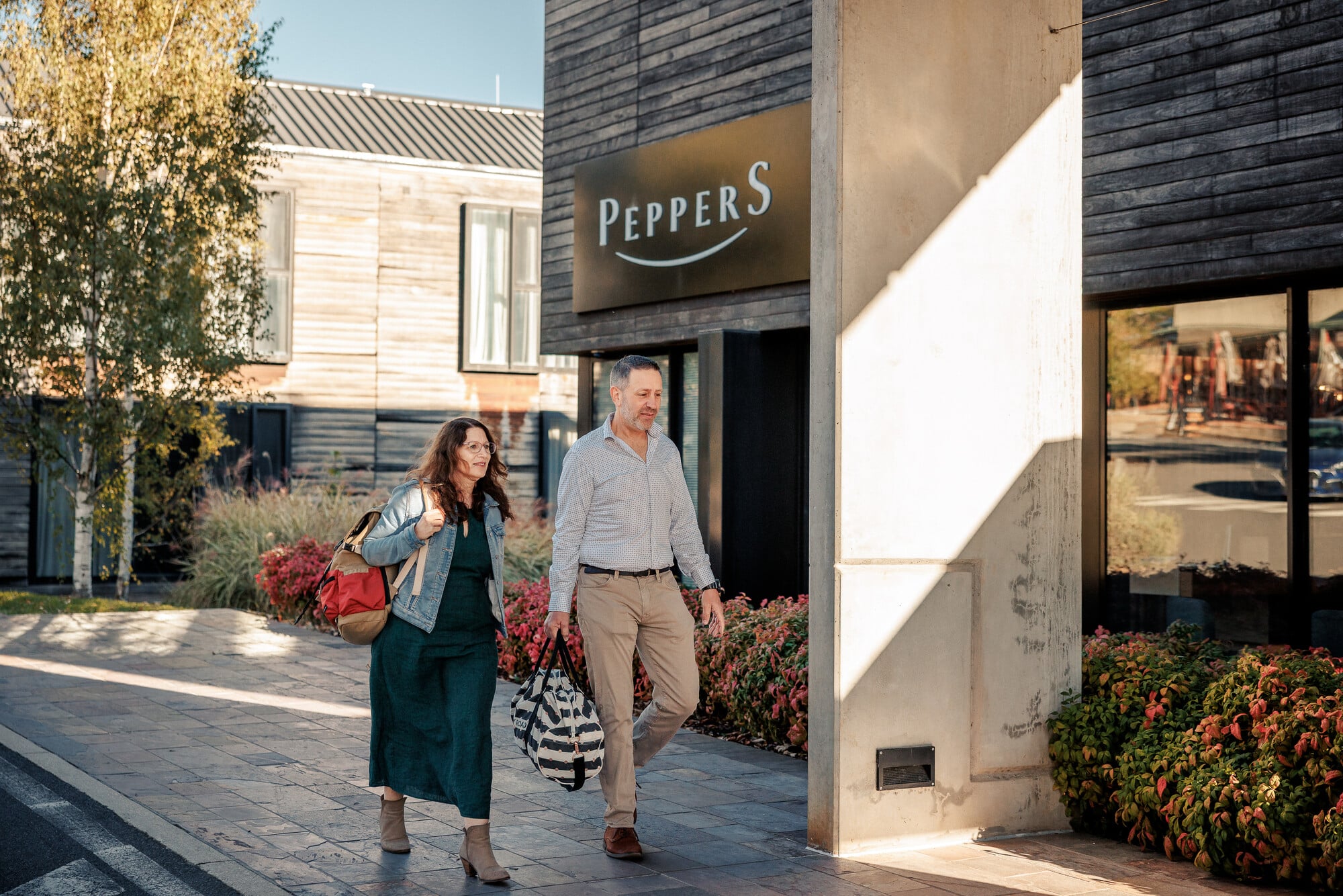 Two people walking to the front door of Peppers Marysville to check-in to accommodation
